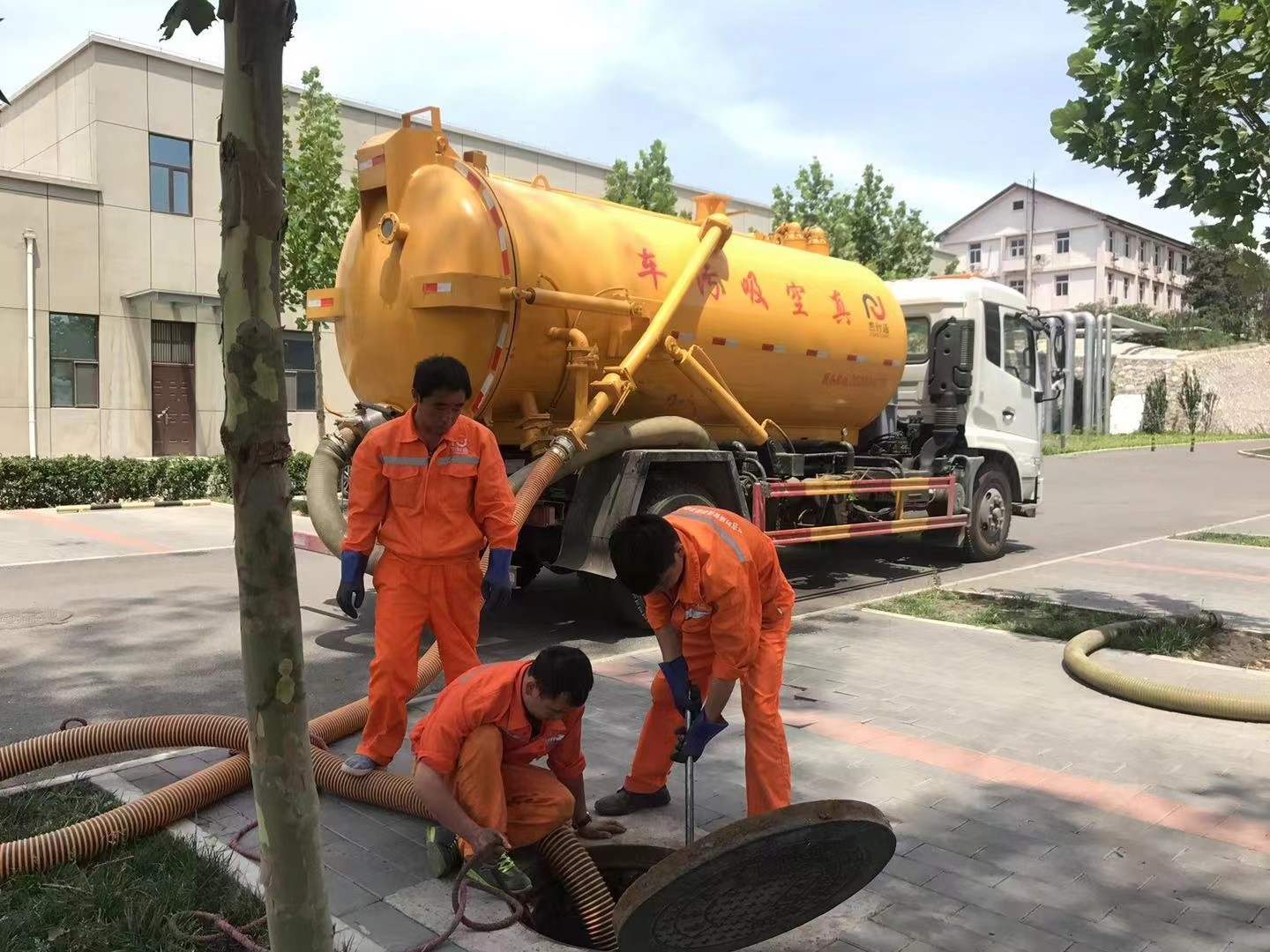 高淳管道疏通车停在窨井附近