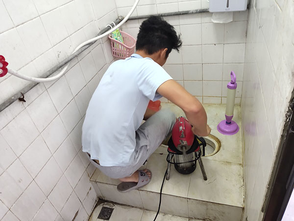 高淳管道堵塞冒臭气 专业师傅现场解决问题